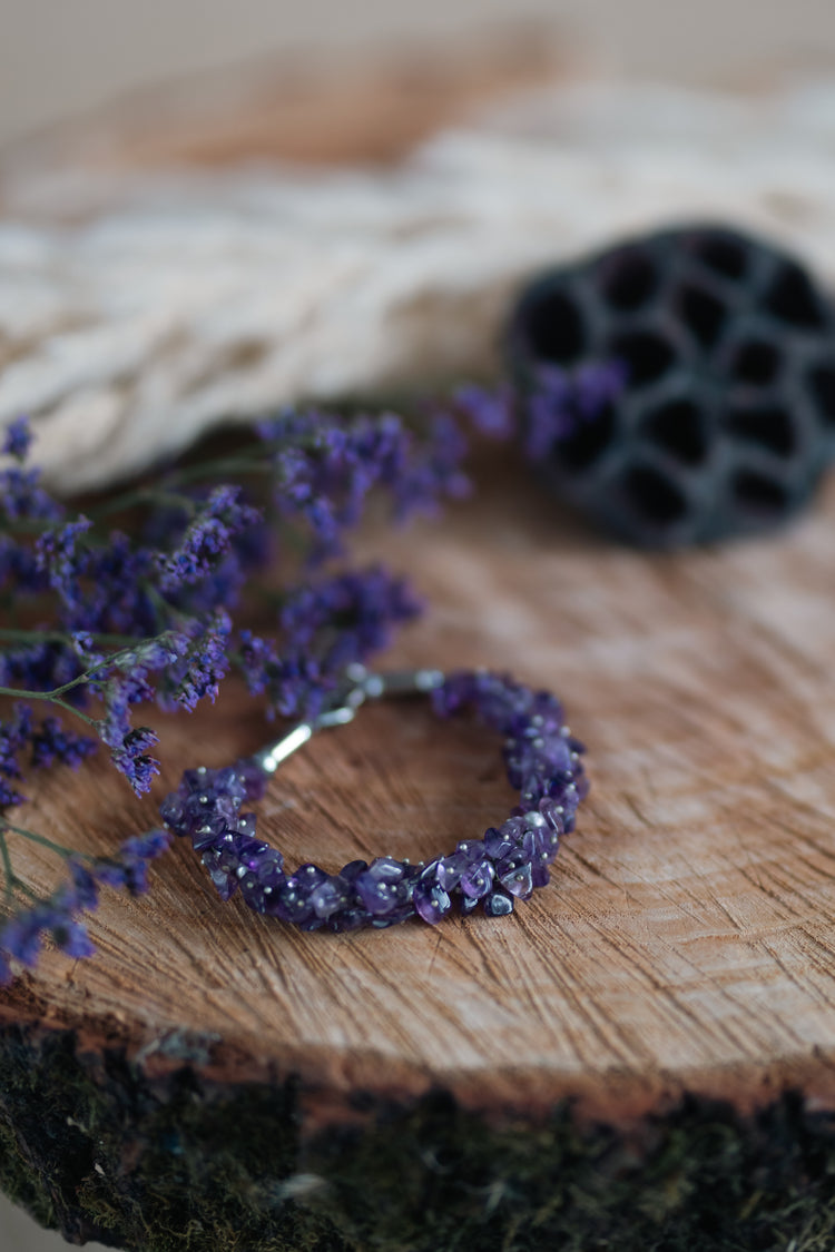 Náramek z minerálních kamenů Ametyst zapínací